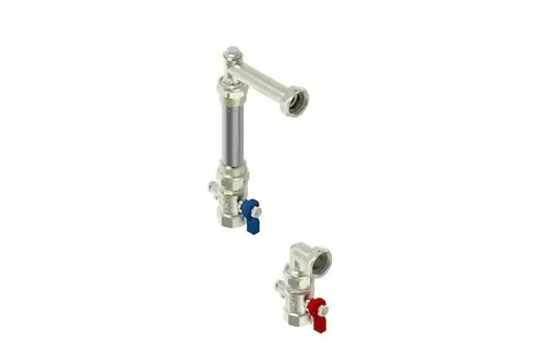 Wärmemengenzähler-Set von Roth mit senkrechtem Aufbau, bestehend aus einem langen Zählerrohr und zwei Kugelhähnen in Blau und Rot für die Steuerung des Wasserflusses.